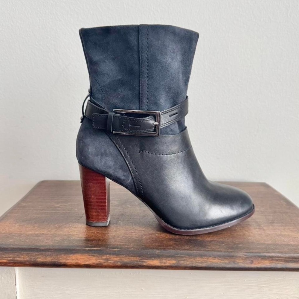 Navy blue faux suede /‎ leather ankle boot size 5.5/6 Clarks